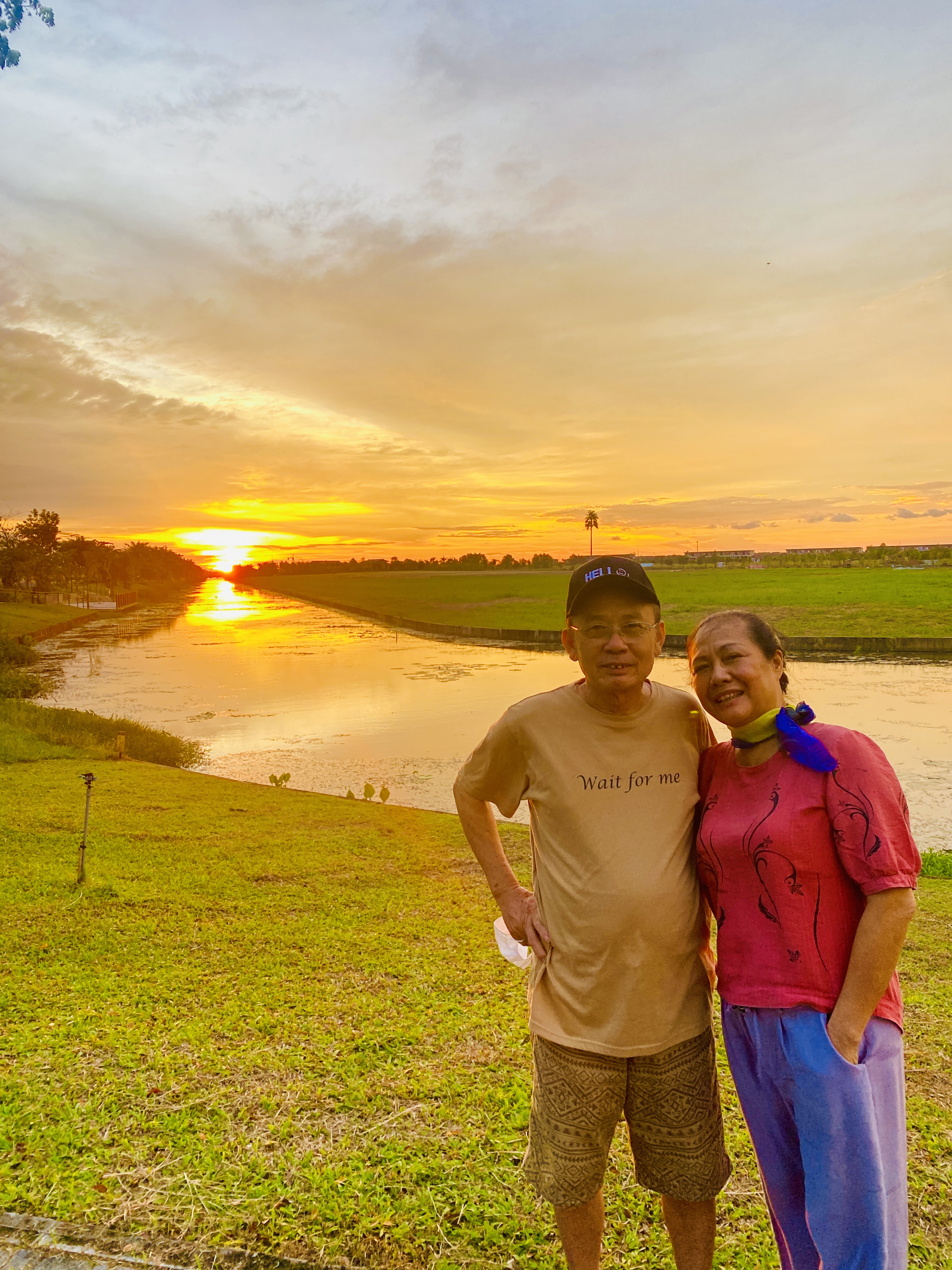 Anh dắt tay em dưới ánh Hoàng hôn Waterpoint