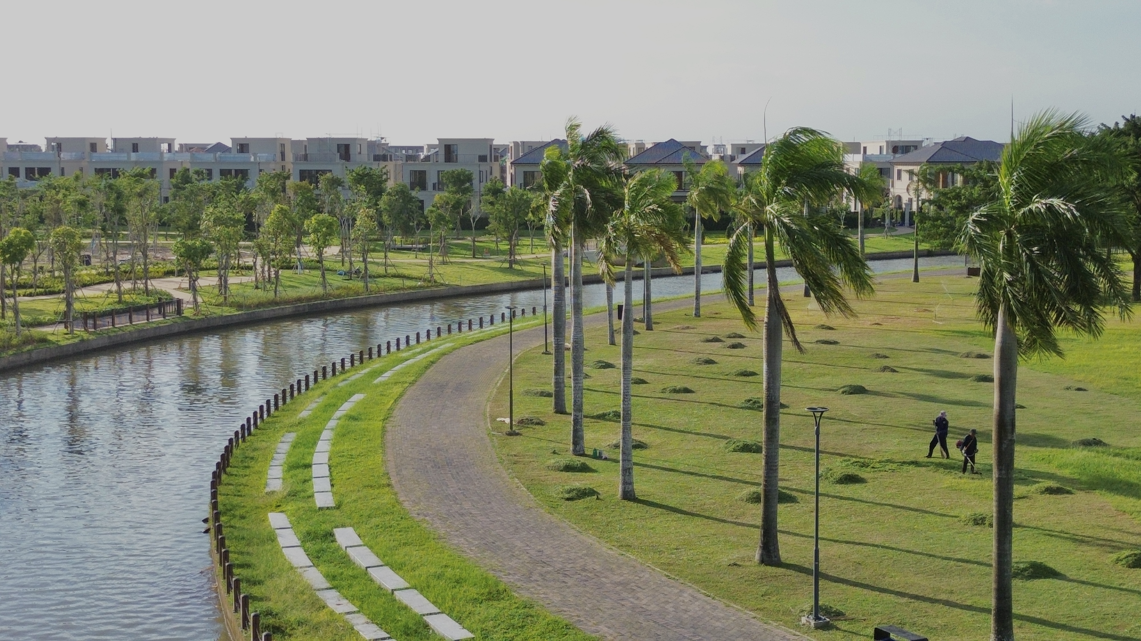 Con người thật nhỏ bé tại mảnh xanh tại Waterpoint